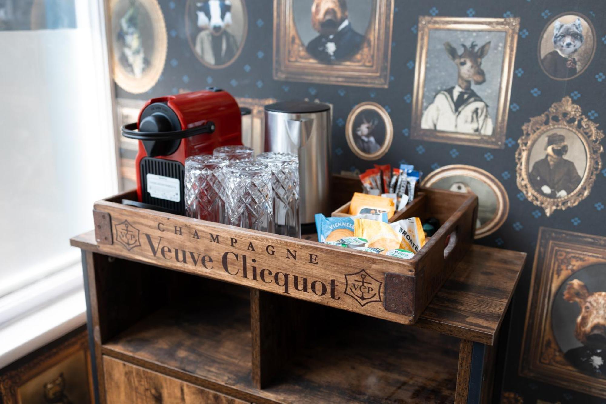 The Resolution Hotel Уитби Экстерьер фото