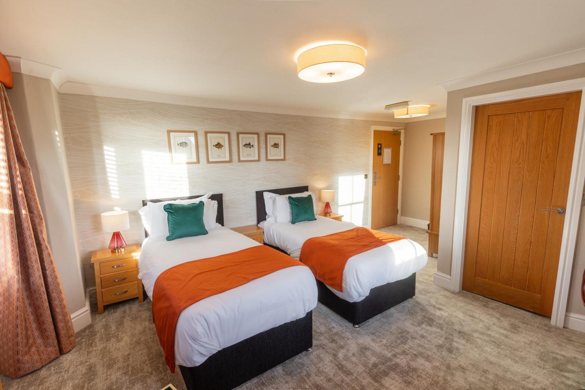 The Resolution Hotel Уитби Экстерьер фото
